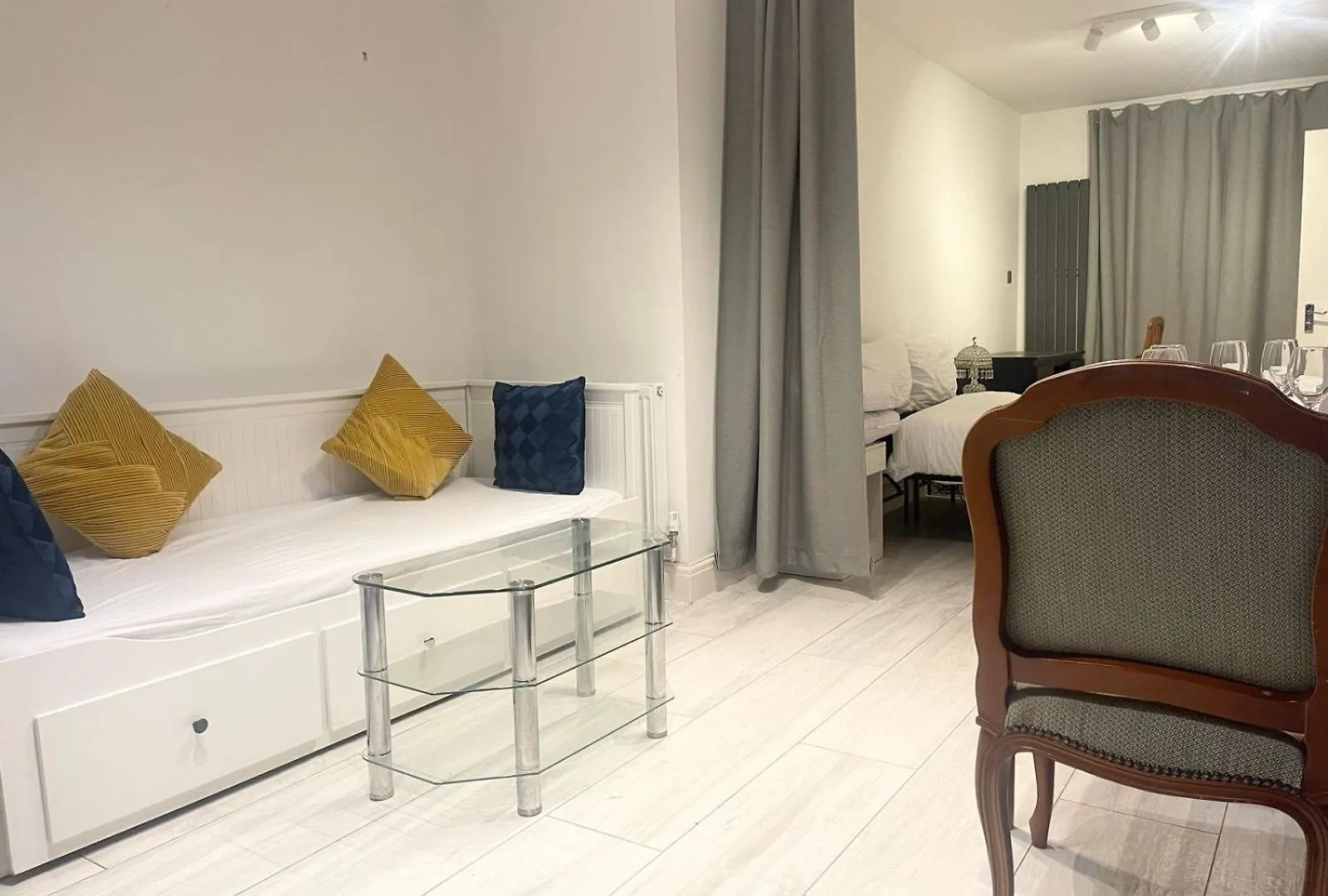 Large Studio With Extra Sofa Bed And Private Bath Plus Kitchen Canary Wharf 1 Apartment London