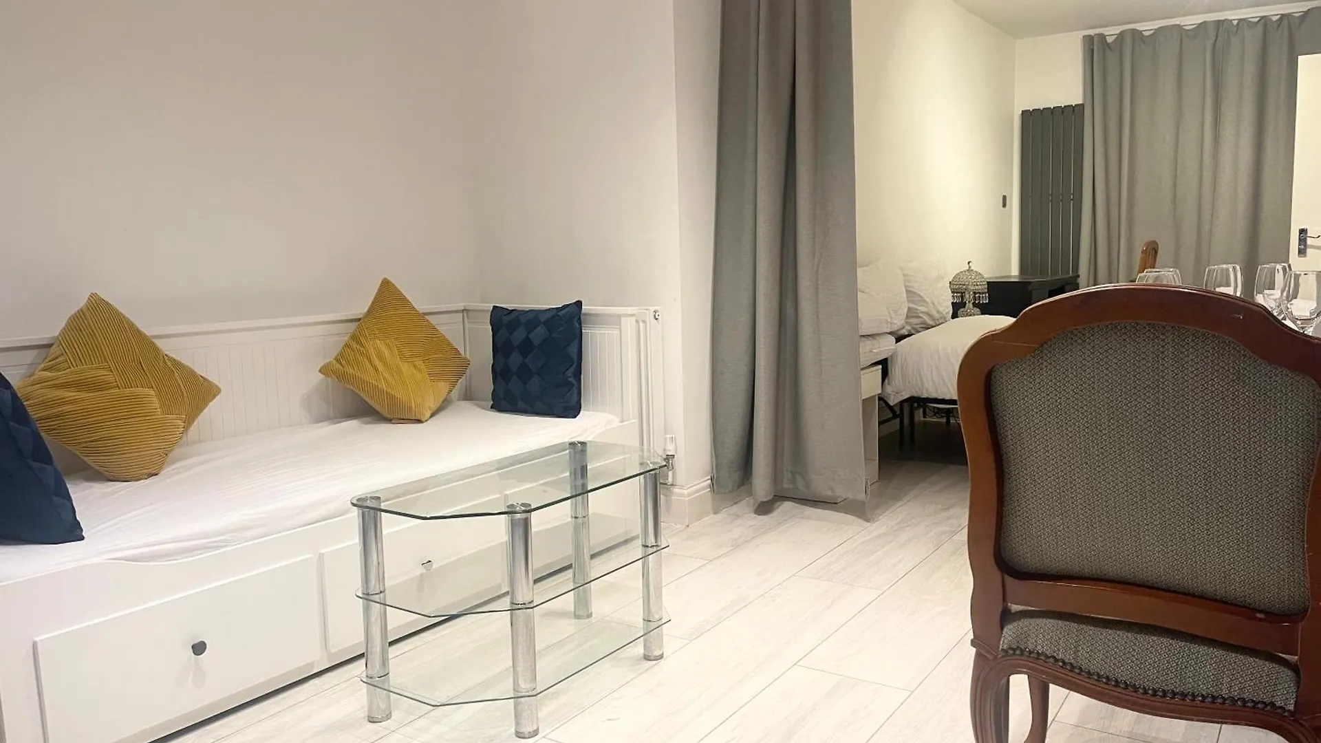 Large Studio With Extra Sofa Bed And Private Bath Plus Kitchen Canary Wharf 1 Apartment London