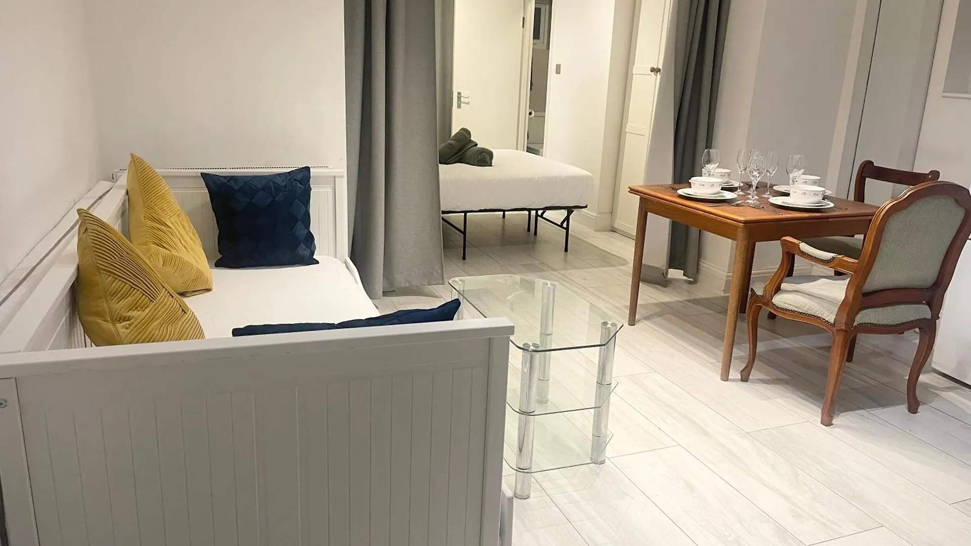 Large Studio With Extra Sofa Bed And Private Bath Plus Kitchen Canary Wharf 1 Apartment London