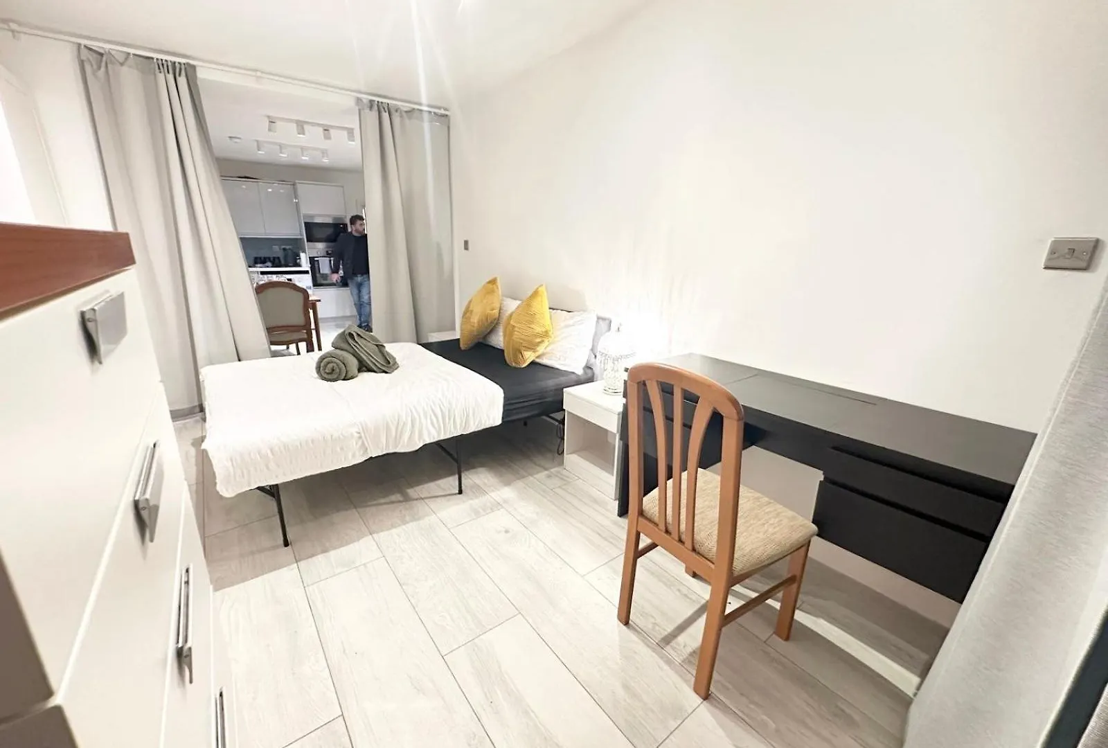 Large Studio With Extra Sofa Bed And Private Bath Plus Kitchen Canary Wharf 1 Apartment London