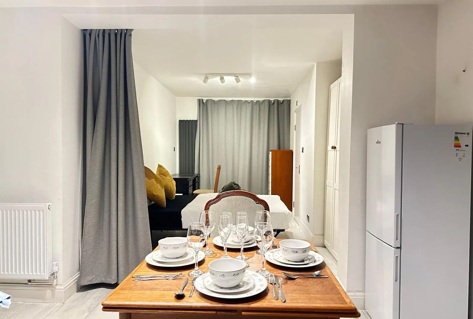 Large Studio With Extra Sofa Bed And Private Bath Plus Kitchen Canary Wharf 1 Apartment London