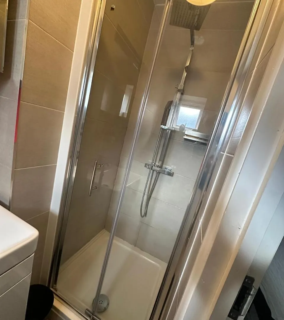 Large Studio With Extra Sofa Bed And Private Bath Plus Kitchen Canary Wharf 1 Apartment London
